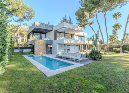VILLA MODERNA CON AMPLIAS ÁREAS Y CARACTERÍSTICAS IMPRESIONANTES EN MARBELLA