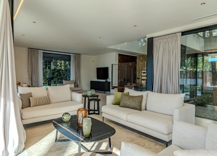 VILLA MODERNA CON AMPLIAS ÁREAS Y CARACTERÍSTICAS IMPRESIONANTES EN MARBELLA