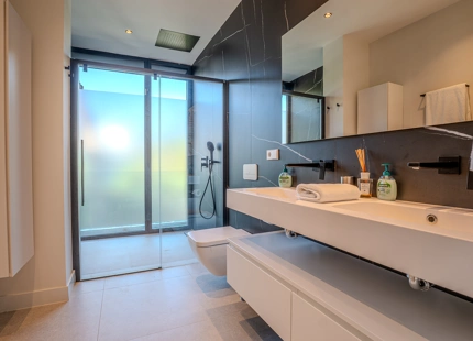VILLA MODERNA CON AMPLIAS ÁREAS Y CARACTERÍSTICAS IMPRESIONANTES EN MARBELLA