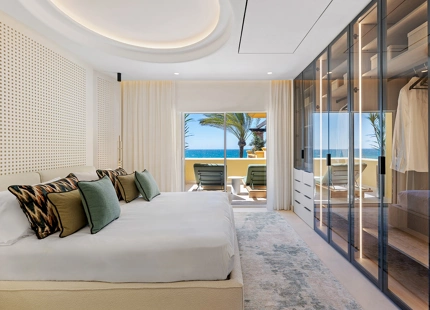 IMPRESIONANTE APARTAMENTO RECIENTEMENTE RENOVADO FRENTE AL MAR EN VENTA EN MARBELLA
