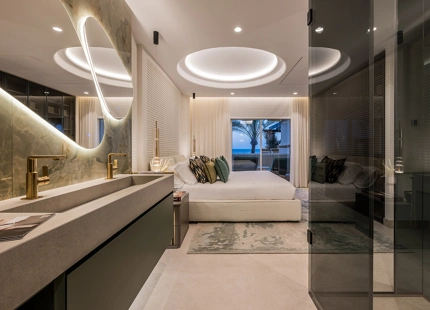 IMPRESIONANTE APARTAMENTO RECIENTEMENTE RENOVADO FRENTE AL MAR EN VENTA EN MARBELLA