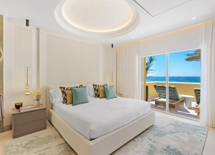 IMPRESIONANTE APARTAMENTO RECIENTEMENTE RENOVADO FRENTE AL MAR EN VENTA EN MARBELLA