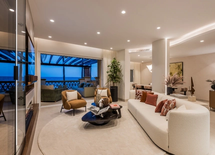 IMPRESIONANTE APARTAMENTO RECIENTEMENTE RENOVADO FRENTE AL MAR EN VENTA EN MARBELLA