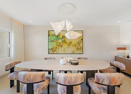 IMPRESIONANTE APARTAMENTO RECIENTEMENTE RENOVADO FRENTE AL MAR EN VENTA EN MARBELLA