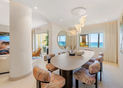 IMPRESIONANTE APARTAMENTO RECIENTEMENTE RENOVADO FRENTE AL MAR EN VENTA EN MARBELLA