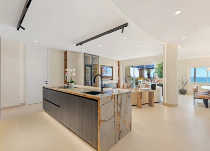 IMPRESIONANTE APARTAMENTO RECIENTEMENTE RENOVADO FRENTE AL MAR EN VENTA EN MARBELLA