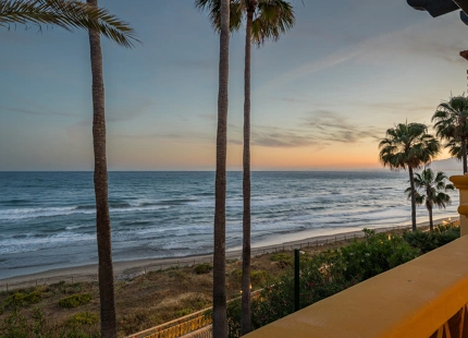 IMPRESIONANTE APARTAMENTO RECIENTEMENTE RENOVADO FRENTE AL MAR EN VENTA EN MARBELLA