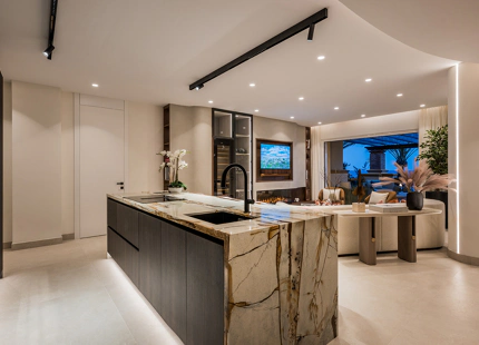 IMPRESIONANTE APARTAMENTO RECIENTEMENTE RENOVADO FRENTE AL MAR EN VENTA EN MARBELLA