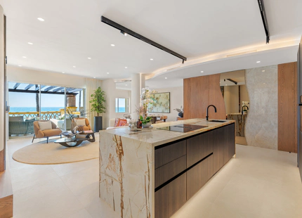 IMPRESIONANTE APARTAMENTO RECIENTEMENTE RENOVADO FRENTE AL MAR EN VENTA EN MARBELLA