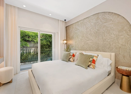 IMPRESIONANTE APARTAMENTO RECIENTEMENTE RENOVADO FRENTE AL MAR EN VENTA EN MARBELLA