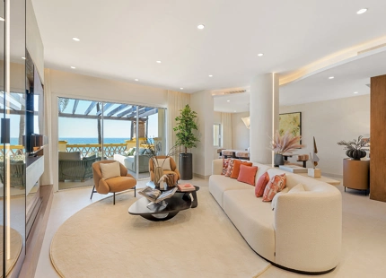 IMPRESIONANTE APARTAMENTO RECIENTEMENTE RENOVADO FRENTE AL MAR EN VENTA EN MARBELLA