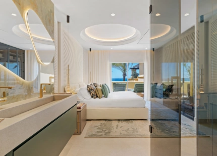 IMPRESIONANTE APARTAMENTO RECIENTEMENTE RENOVADO FRENTE AL MAR EN VENTA EN MARBELLA