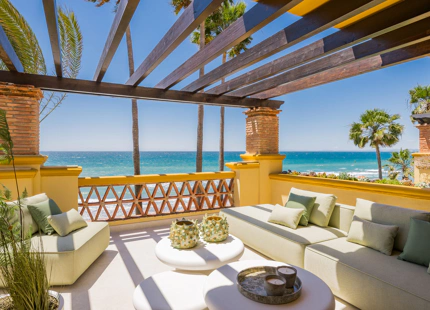 IMPRESIONANTE APARTAMENTO RECIENTEMENTE RENOVADO FRENTE AL MAR EN VENTA EN MARBELLA