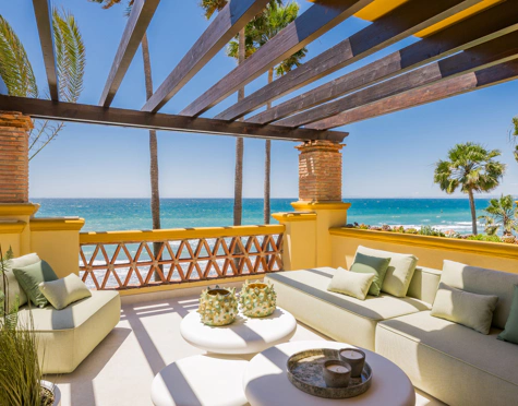 IMPRESIONANTE APARTAMENTO RECIENTEMENTE RENOVADO FRENTE AL MAR EN VENTA EN MARBELLA
