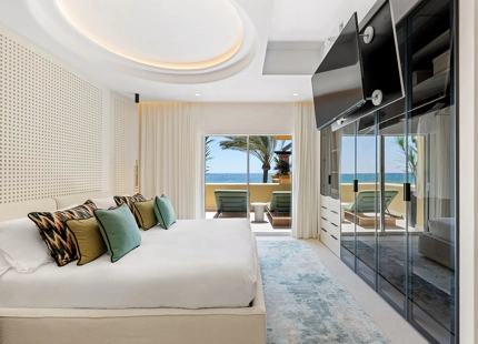 IMPRESIONANTE APARTAMENTO RECIENTEMENTE RENOVADO FRENTE AL MAR EN VENTA EN MARBELLA