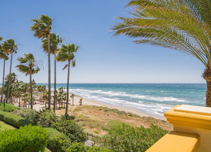 IMPRESIONANTE APARTAMENTO RECIENTEMENTE RENOVADO FRENTE AL MAR EN VENTA EN MARBELLA