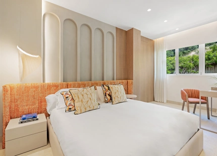 IMPRESIONANTE APARTAMENTO RECIENTEMENTE RENOVADO FRENTE AL MAR EN VENTA EN MARBELLA