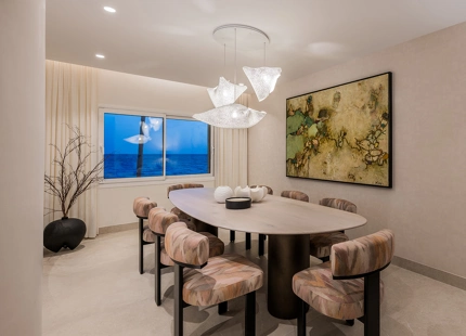 IMPRESIONANTE APARTAMENTO RECIENTEMENTE RENOVADO FRENTE AL MAR EN VENTA EN MARBELLA