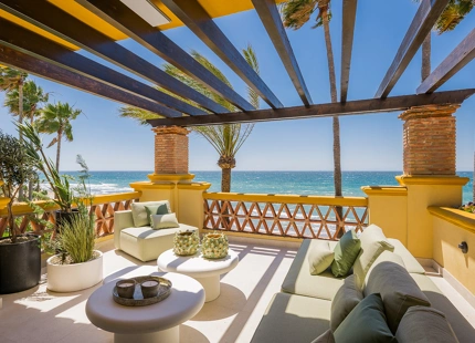 IMPRESIONANTE APARTAMENTO RECIENTEMENTE RENOVADO FRENTE AL MAR EN VENTA EN MARBELLA