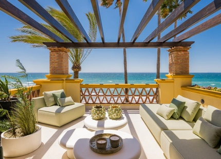 IMPRESIONANTE APARTAMENTO RECIENTEMENTE RENOVADO FRENTE AL MAR EN VENTA EN MARBELLA