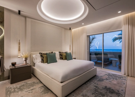 IMPRESIONANTE APARTAMENTO RECIENTEMENTE RENOVADO FRENTE AL MAR EN VENTA EN MARBELLA