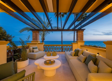 IMPRESIONANTE APARTAMENTO RECIENTEMENTE RENOVADO FRENTE AL MAR EN VENTA EN MARBELLA