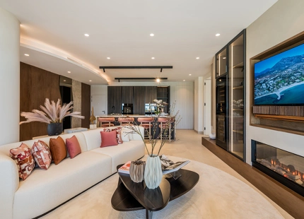 IMPRESIONANTE APARTAMENTO RECIENTEMENTE RENOVADO FRENTE AL MAR EN VENTA EN MARBELLA
