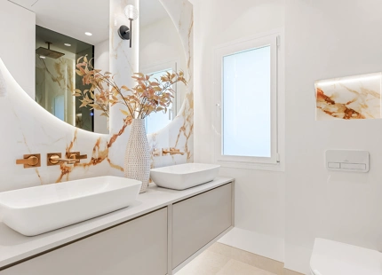IMPRESIONANTE APARTAMENTO RECIENTEMENTE RENOVADO FRENTE AL MAR EN VENTA EN MARBELLA