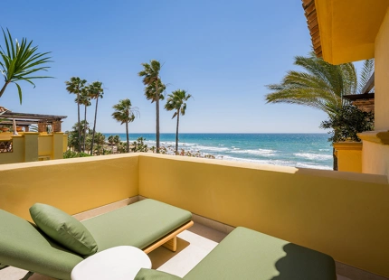 IMPRESIONANTE APARTAMENTO RECIENTEMENTE RENOVADO FRENTE AL MAR EN VENTA EN MARBELLA