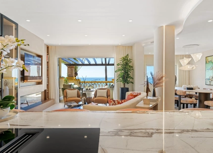IMPRESIONANTE APARTAMENTO RECIENTEMENTE RENOVADO FRENTE AL MAR EN VENTA EN MARBELLA