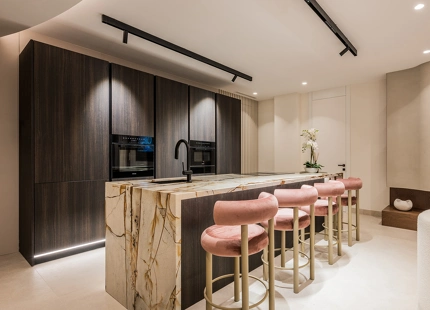 IMPRESIONANTE APARTAMENTO RECIENTEMENTE RENOVADO FRENTE AL MAR EN VENTA EN MARBELLA