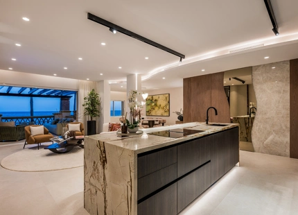 IMPRESIONANTE APARTAMENTO RECIENTEMENTE RENOVADO FRENTE AL MAR EN VENTA EN MARBELLA