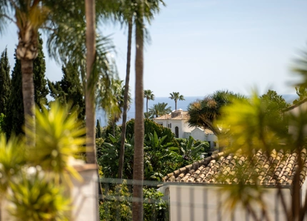 CASA ADOSADA ENCANTADORA CON VISTAS AL MAR EN MARBELLA