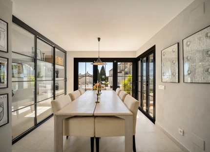 CASA ADOSADA ENCANTADORA CON VISTAS AL MAR EN MARBELLA
