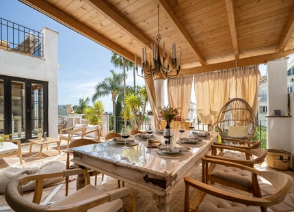 CASA ADOSADA ENCANTADORA CON VISTAS AL MAR EN MARBELLA
