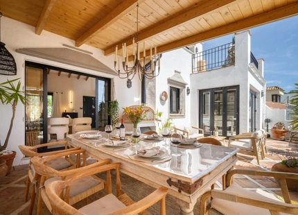 CASA ADOSADA ENCANTADORA CON VISTAS AL MAR EN MARBELLA