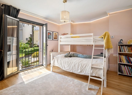 CASA ADOSADA ENCANTADORA CON VISTAS AL MAR EN MARBELLA