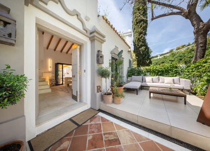 CASA ADOSADA ENCANTADORA CON VISTAS AL MAR EN MARBELLA