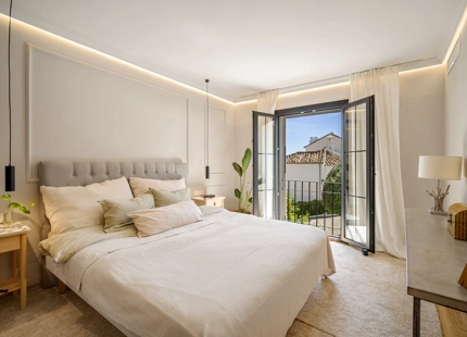 CASA ADOSADA ENCANTADORA CON VISTAS AL MAR EN MARBELLA