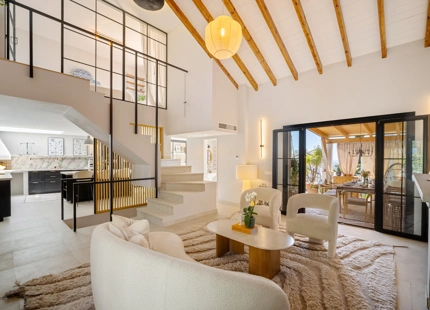 CASA ADOSADA ENCANTADORA CON VISTAS AL MAR EN MARBELLA