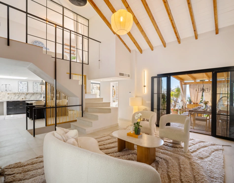 CASA ADOSADA ENCANTADORA CON VISTAS AL MAR EN MARBELLA