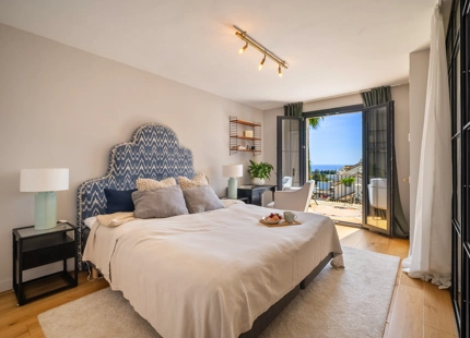 CASA ADOSADA ENCANTADORA CON VISTAS AL MAR EN MARBELLA