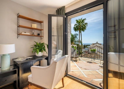 CASA ADOSADA ENCANTADORA CON VISTAS AL MAR EN MARBELLA