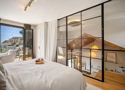 CASA ADOSADA ENCANTADORA CON VISTAS AL MAR EN MARBELLA
