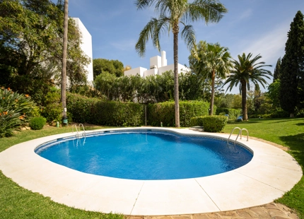CASA ADOSADA ENCANTADORA CON VISTAS AL MAR EN MARBELLA