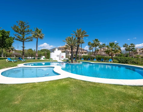 Apartamento en venta en Country Club Las Brisas, Nueva Andalucia