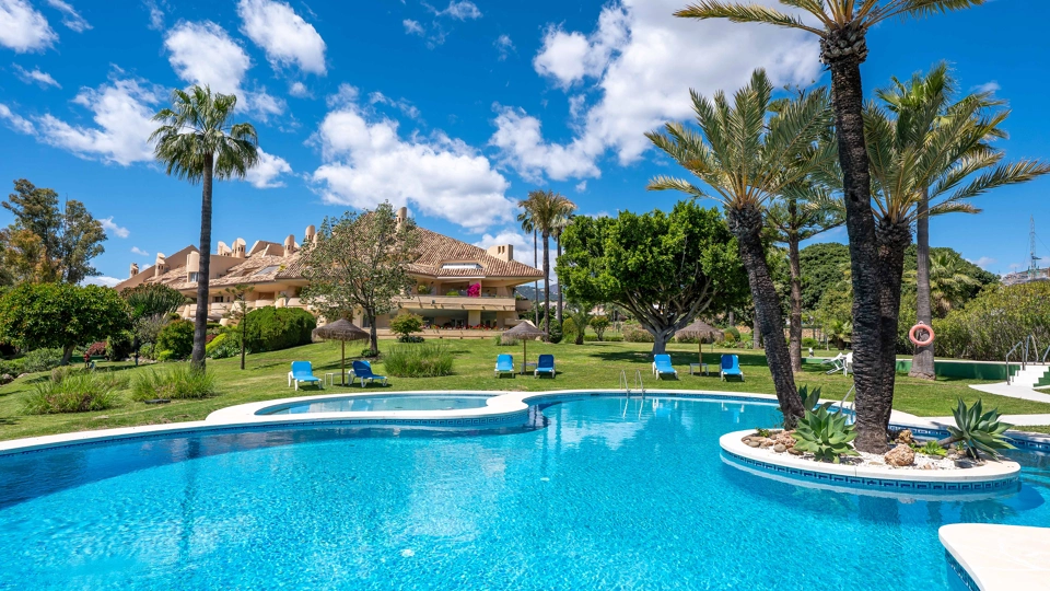 Apartamento en venta en Country Club Las Brisas, Nueva Andalucia