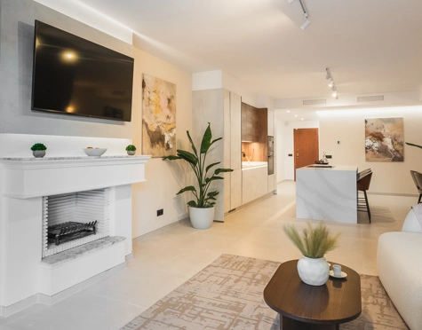 Apartamento en venta en Country Club Las Brisas, Nueva Andalucia