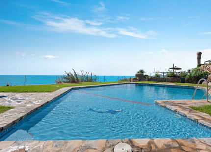 BEACHSIDE 2-BEDROOM TOWNHOUSE IN ESTEPONA