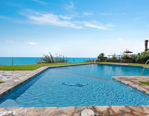 BEACHSIDE 2-BEDROOM TOWNHOUSE IN ESTEPONA